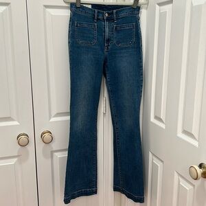 GAP Flare High Rise Jean Med Wash Sz 27/4 R. Worn once! 🩵💙🩵💙🩵
